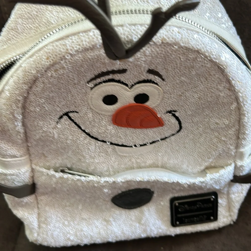 Disney lounge, light, Olaf sequin white with brown and orange trim 8 x 9 x 3 APX